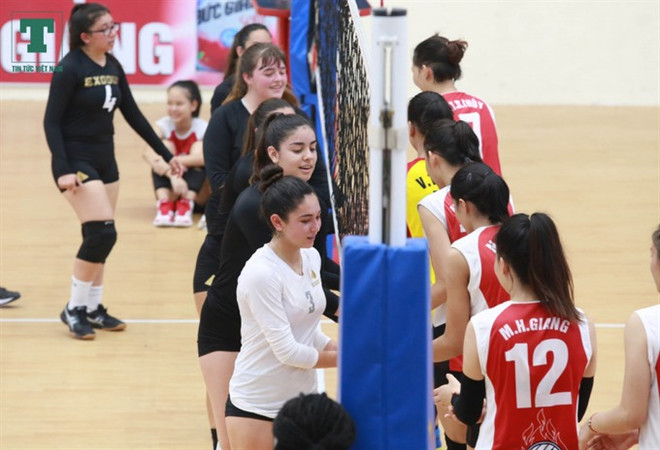 US female junior volleyball players play in Vietnam ảnh 1