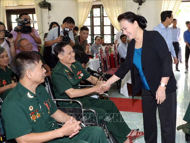 NA Chairwoman presents gifts to war invalids in Ha Nam ảnh 1 NA Chairwoman presents gifts to war invalids in Ha Nam ảnh 1