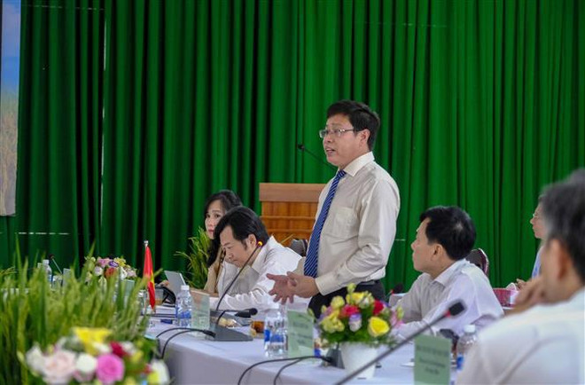 Mozambican guests visit Mekong Delta rice research institute ảnh 2