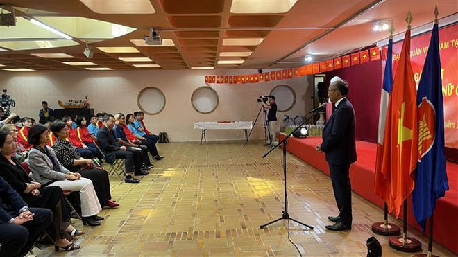 Vietnamese women's football squad warmly welcomed in Paris ảnh 2