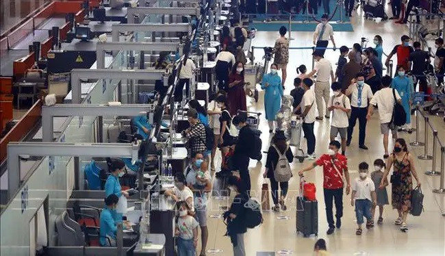 Continuous passenger throughput records at Hanoi's airport ảnh 1