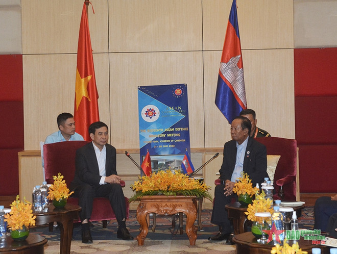 Defence Minister Giang meets Lao, Japanese, Cambodian counterparts on sidelines of ADMM-16 ảnh 3 Defence Minister Giang meets Lao, Japanese, Cambodian counterparts on sidelines of ADMM-16 ảnh 3