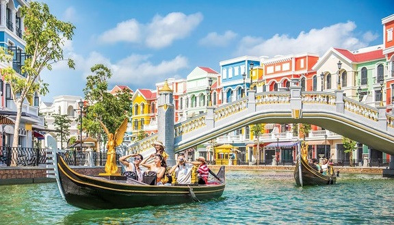 Travel firms make plans for summer vacation ảnh 1