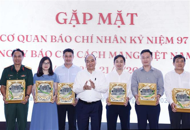 President meets representatives of press agencies in HCM City ảnh 1