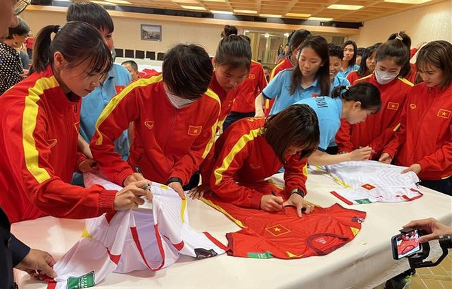 Vietnamese women's football squad warmly welcomed in Paris ảnh 1