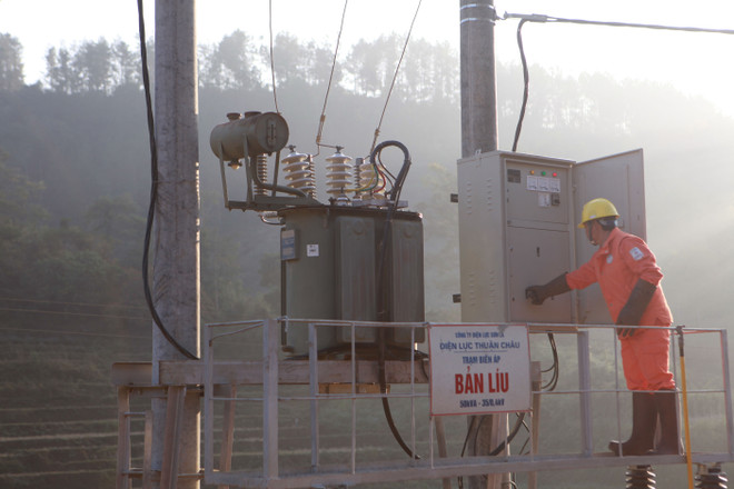 Mountainous districts access electricity before Tet ảnh 1 Mountainous districts access electricity before Tet ảnh 1