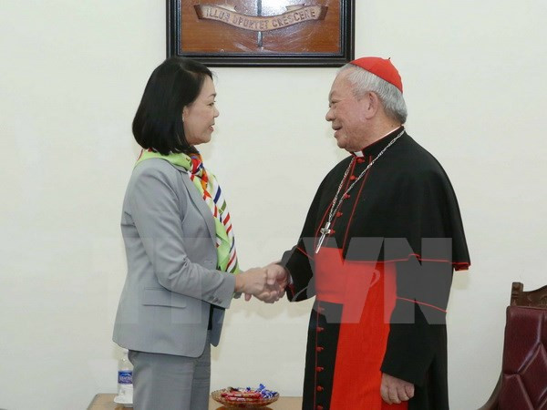 Party official makes Christmas visit to Hanoi archbishop ảnh 1 Party official makes Christmas visit to Hanoi archbishop ảnh 1