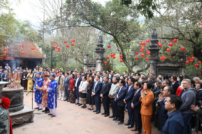 Foreign diplomats join friendship spring tour in Hanoi ảnh 1