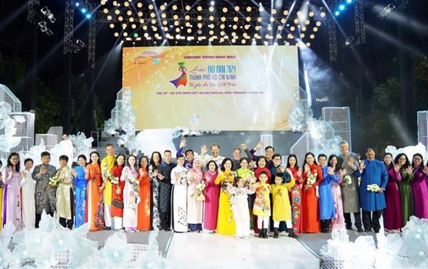 Beauty of ‘ao dai’ promoted to international friends ảnh 1 Beauty of ‘ao dai’ promoted to international friends ảnh 1