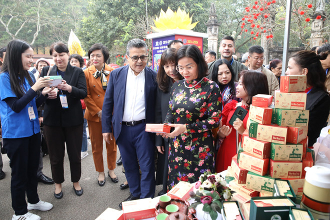Foreign diplomats join friendship spring tour in Hanoi ảnh 2