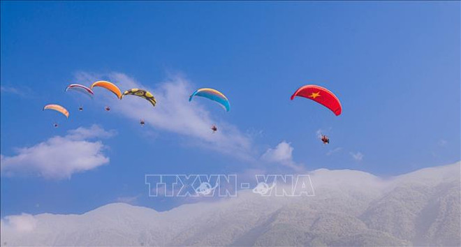 Kon Tum open paragliding tournament attracts crowds of competitors ảnh 1