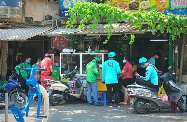 COVID-19: Hanoi permits motorbike shippers to operate from 9am to 8pm ảnh 1