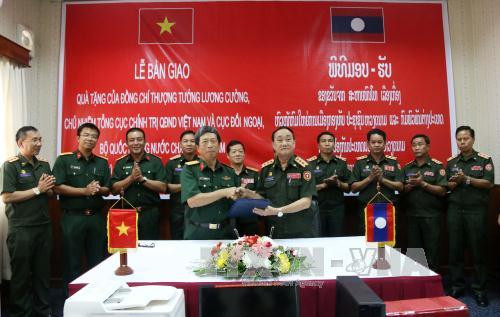 Vietnam presents computers to Laos’s military units ảnh 1