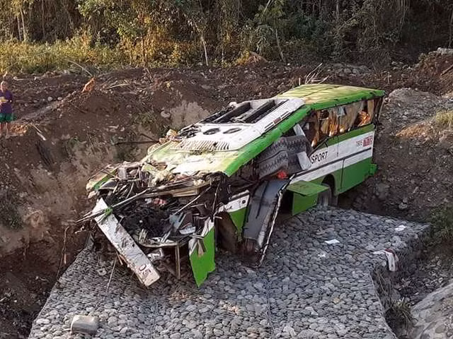 Philippine bus accident leaves 19 dead, 25 injured ảnh 1