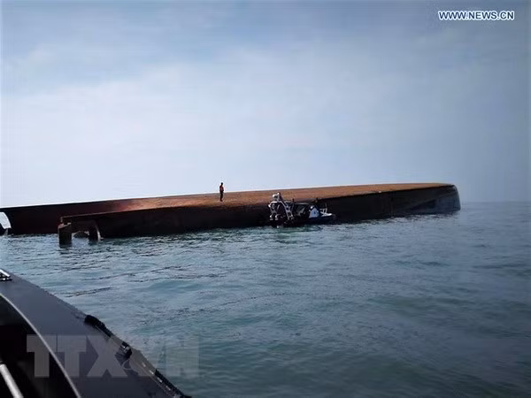 14 fishermen missing after vessel capsizes off Malaysia’s coast ảnh 1