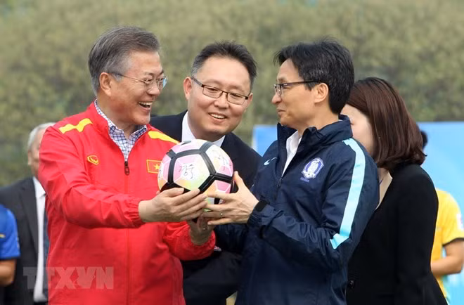 RoK President Moon meets Vietnam’s U23 football team ảnh 1
