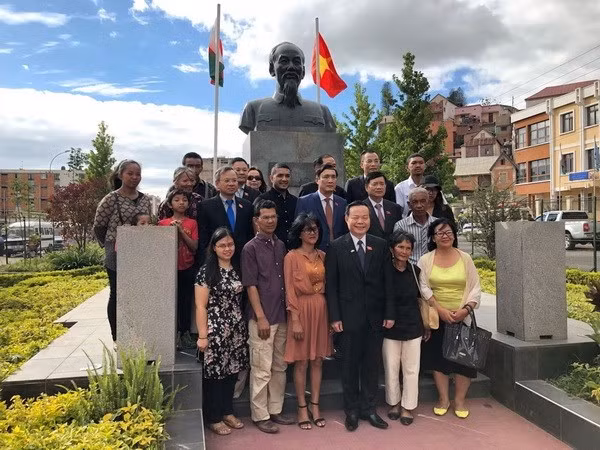 NA Vice Chairman meets Vietnamese community in Madagascar ảnh 1
