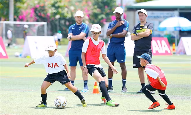 English football coaches train kids in Vietnam ảnh 1