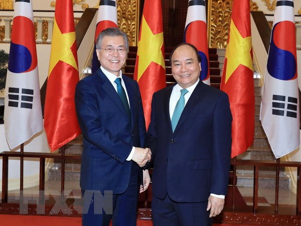 PM Nguyen Xuan Phuc meets RoK President Moon Jae-in ảnh 1