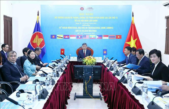 Vietnam vows to support ASEAN efforts to tackle transnational crime ảnh 1