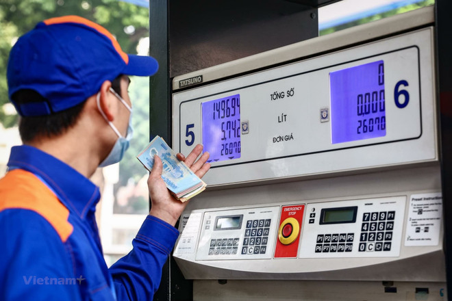 Petrol prices continue to drop ảnh 1