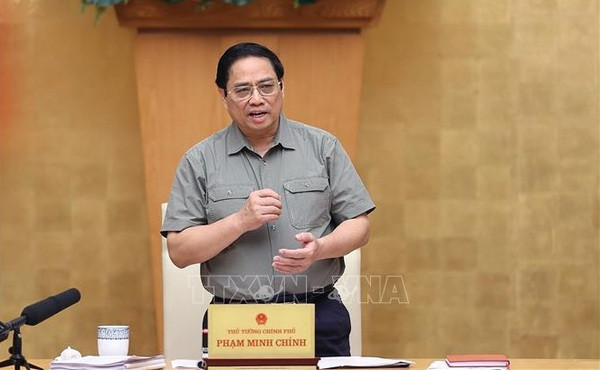PM assigns tasks to overcome difficculties, ensure macro-economic stability ảnh 1