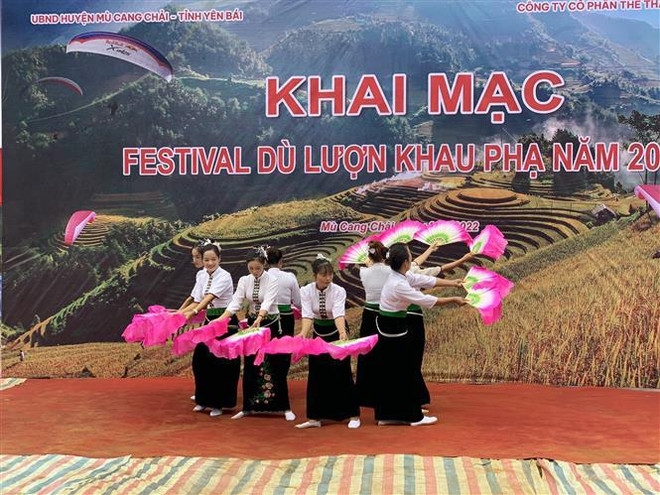 100 pilots join Khau Pha paragliding festival in Yen Bai ảnh 2