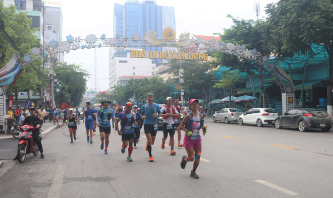 Ultra Trail Cao Bang 2022 attracts over 500 runners ảnh 1