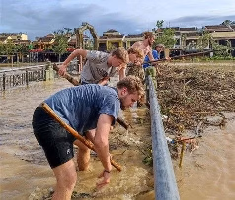 Foreign tourists help clean up Hoi An after typhoon Noru ảnh 1
