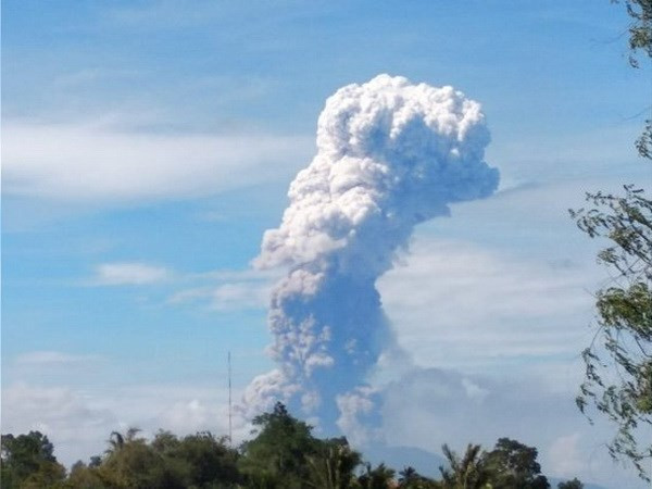 Indonesia’s island hit by volcano eruption after quakes, tsunami ảnh 1