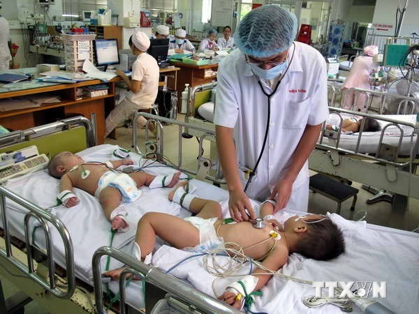 Health ministry tightens control over hand-foot-mouth disease ảnh 1