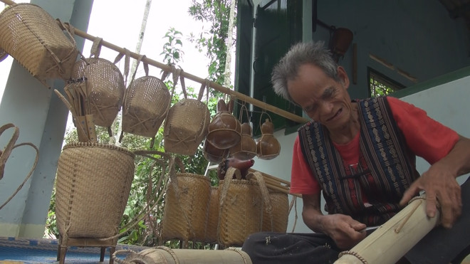 Artisan carries on Raglai traditional craft ảnh 1