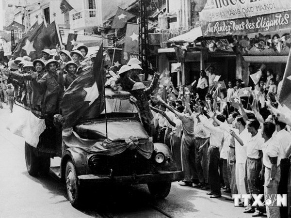 Photo exhibition reflects on Hanoi’s Liberation Day ảnh 1