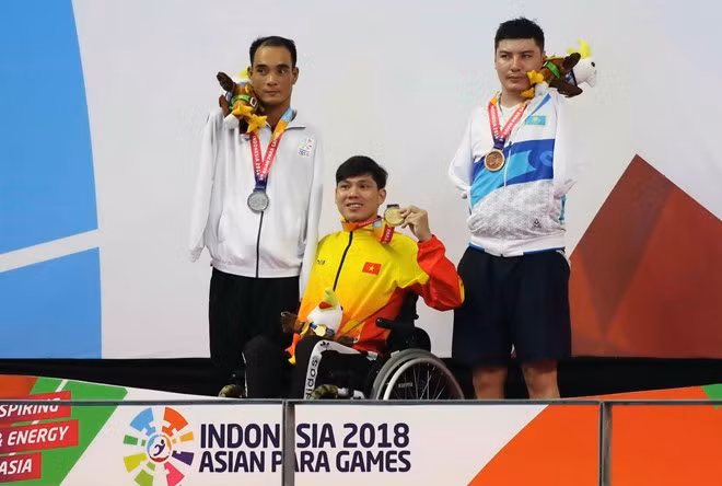 Vietnamese swimmer wins another gold medal at 3rd Asian Para Games ảnh 1