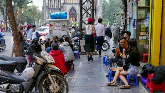 Hanoi to clear sidewalks of cars, beer joints ảnh 1 Hanoi to clear sidewalks of cars, beer joints ảnh 1