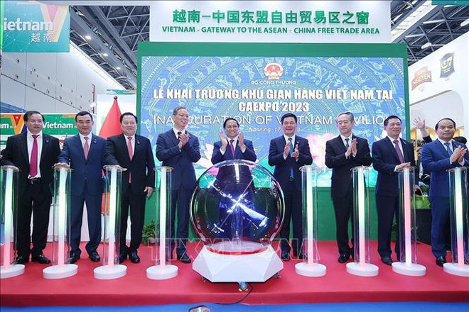 Vietnam hopes to become goods entrepot between ASEAN and China: PM ảnh 1