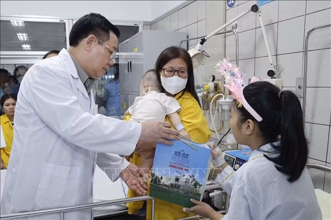 NA Chairman offers incense to fire victims in Hanoi ảnh 1
