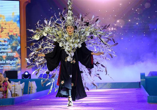 Vietnamese flower designers triumph at int’l flower arrangement contest ảnh 1