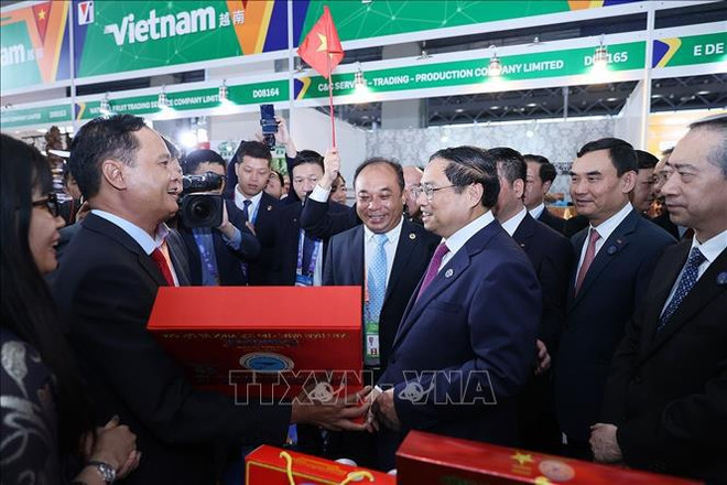 Vietnam hopes to become goods entrepot between ASEAN and China: PM ảnh 2