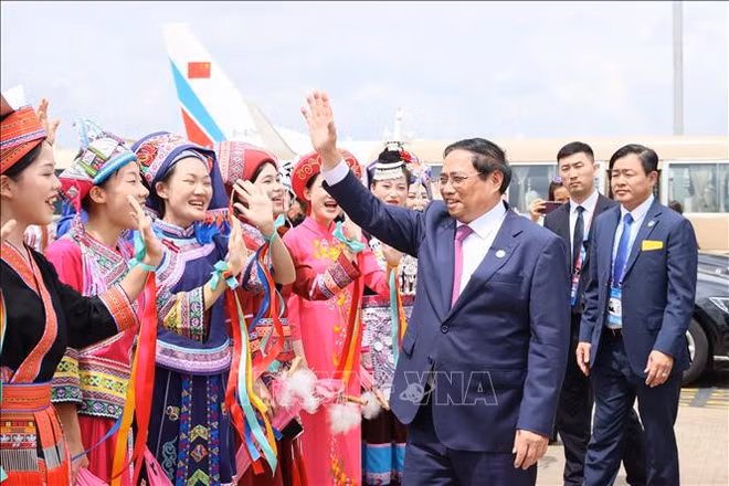 Prime Minister returns to Hanoi after attending CAEXPO, CABIS in China ảnh 1