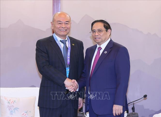 PM meets leaders of Chinese conglomerates ảnh 1