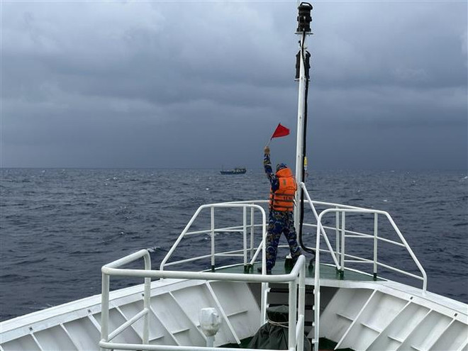 Fishing boat in distress towed to Song Tu Tay island ảnh 1 Fishing boat in distress towed to Song Tu Tay island ảnh 1