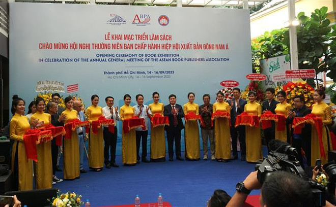 Exhibition of books on President Ho Chi Minh, Party and State leaders underway in HCM City ảnh 2
