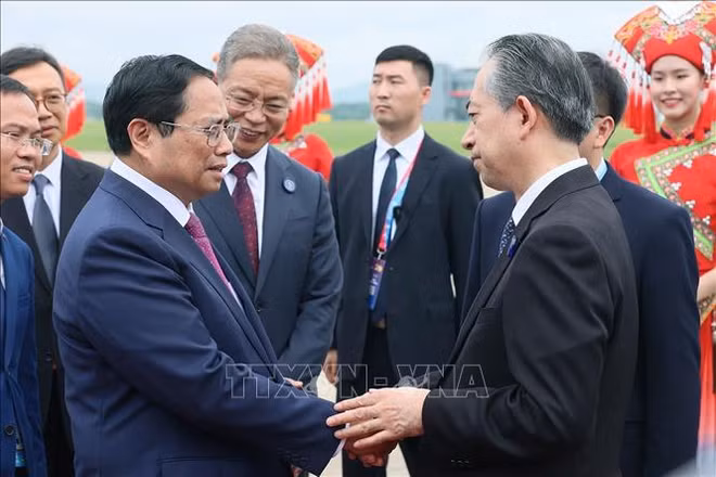 Prime Minister returns to Hanoi after attending CAEXPO, CABIS in China ảnh 2