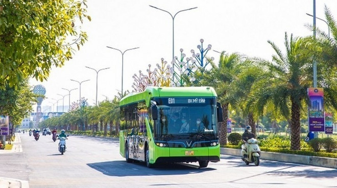 Electric buses help improve public transport quality of Hanoi ảnh 1