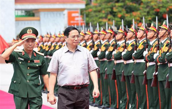 Prime Minister visits Military Region 4 ảnh 1
