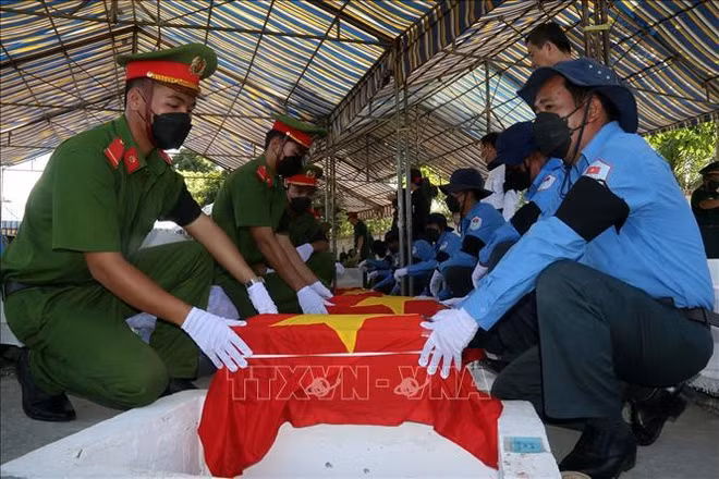 Soldiers’ remains laid to rest in Kien Giang province ảnh 1