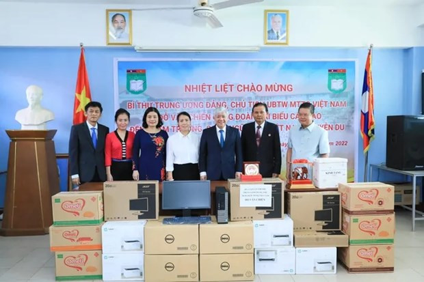 Gifts presented to Nguyen Du bilingual school in Laos ảnh 1 Gifts presented to Nguyen Du bilingual school in Laos ảnh 1
