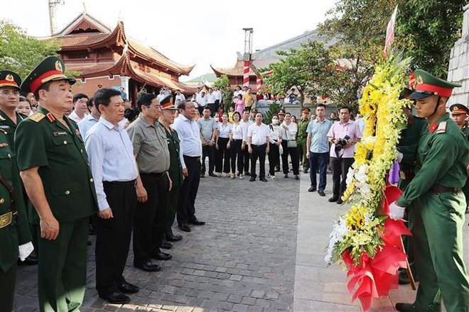PM attends art programme marking War Invalids and Martyrs Day in Nghe An ảnh 2