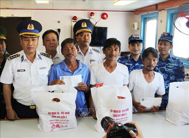 Vietnam Coast Guard ship brings four rescued fishermen to land ảnh 1